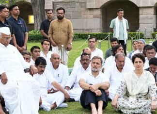 Opposition’s ‘Vote Theft’ Protest Reaches Rajghat as Congress Leaders Demand CEC Gyanesh Kumar’s Resignation Congress-led Opposition protests Kharge Rahul Priyanka Gandhi at Rajghat