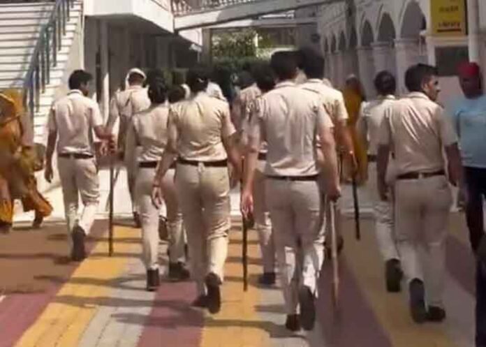 Delhi Police Storms Gurdwara Bangla Sahib