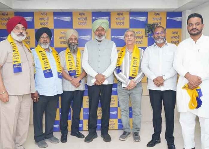 Former Kapurthala Municipal Council Vice President Davinderpal Singh and several prominent local leaders join AAP