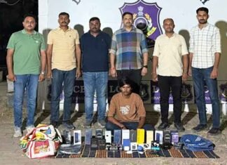 Flipkart Parcels Worth Lakhs Stolen, Delivery Boy Caught Selling Goods Without Bills Gujarat Flipkart Delivery Agent Arrested with Stolen Parcels