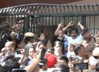 INDIA Bloc MPs Try to Push Open Akashvani Bhawan Gates During March to ECI