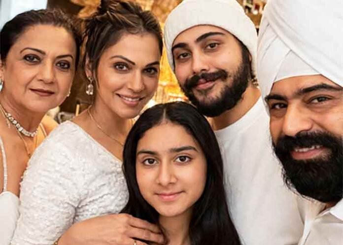 Isha Koppikar with daughter Rianna family and friends