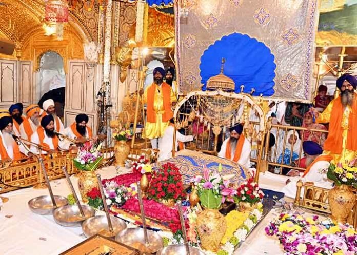 Lakhs of Devotees Pay Homage at Golden Temple 1