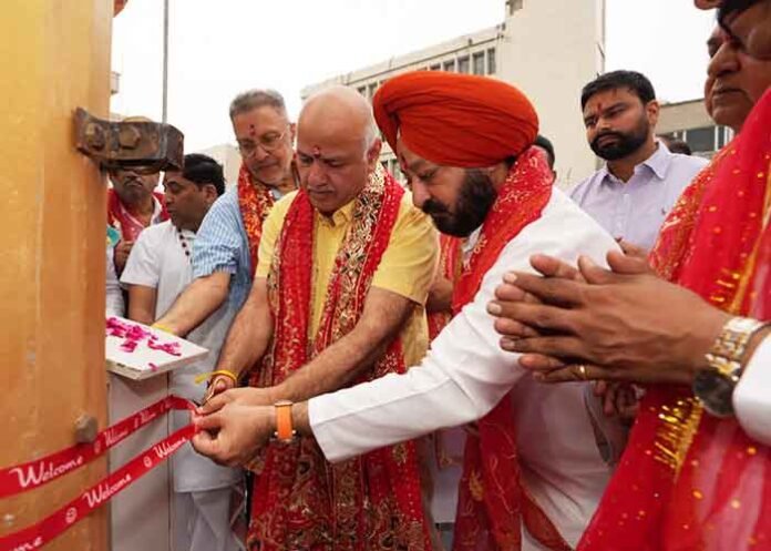 Manish Sisodia visits Patiala Mata Kali Devi Temple