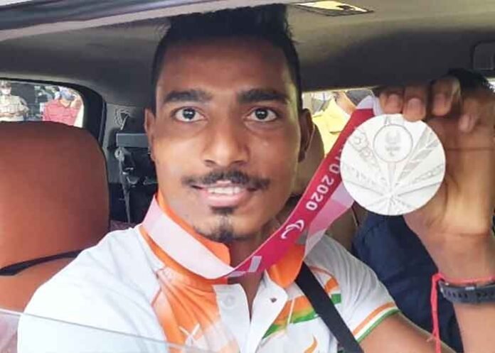 Nishad Kumar strikes gold