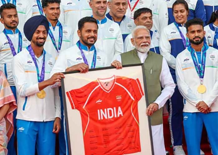 PM Modi with Hockey India Mens Team