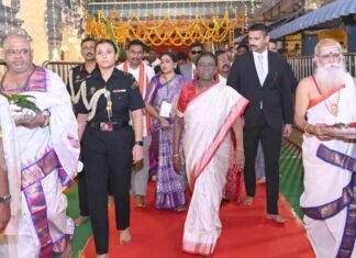 President Murmu Offers Prayers at Vijayawada’s Kanaka Durga Temple Ahead of SARAS Mela Inauguration