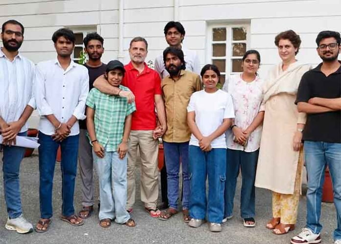 Rahul Priyanka Gandhi meet students of coaching institute
