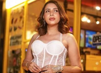 Rozlyn Khan Threatens To Commit Suicide: ‘Mental Stress Has Taken My Life and Everything on a Toll’ Rozlyn Khan Actress 3