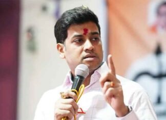 ‘Searching for the Rs 500 Crore Too’: Shrikant Shinde Reacts to Controversial Audio Clip Shrikant Shinde on mic