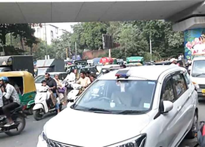 Stones pelted at bus carrying detained CJP protesters in Delhi